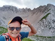 52 Sul sent. 244 oltre il passo di Corna Piana a quota (2180 m) con vista sulle rocciose pareti nord Arera